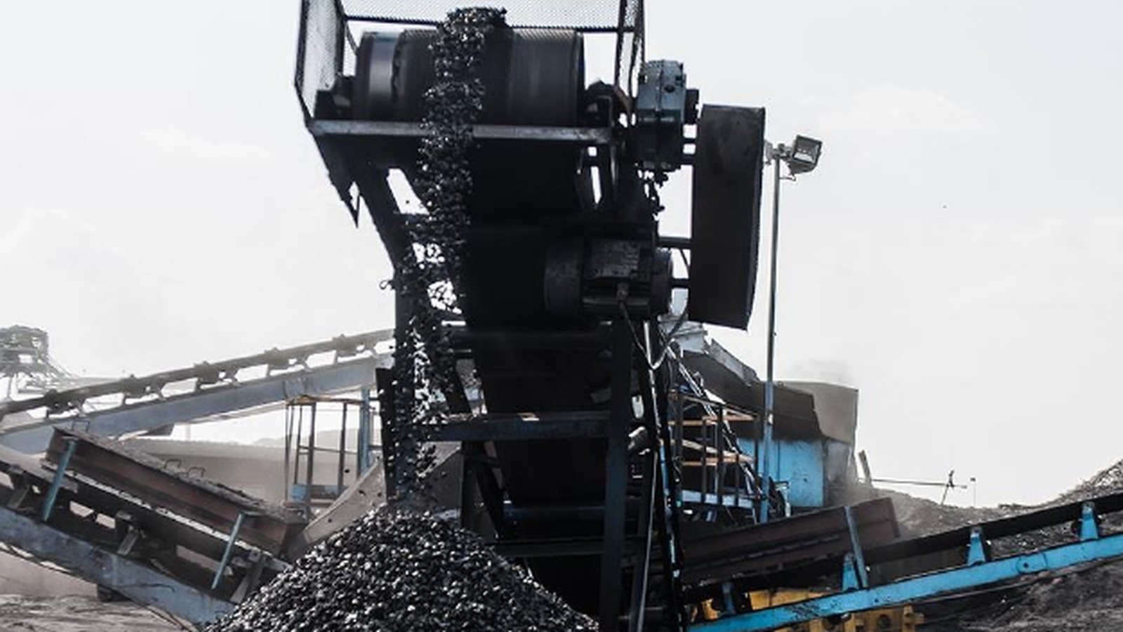 Coal handling conveyor dropping coal onto a stockpile.